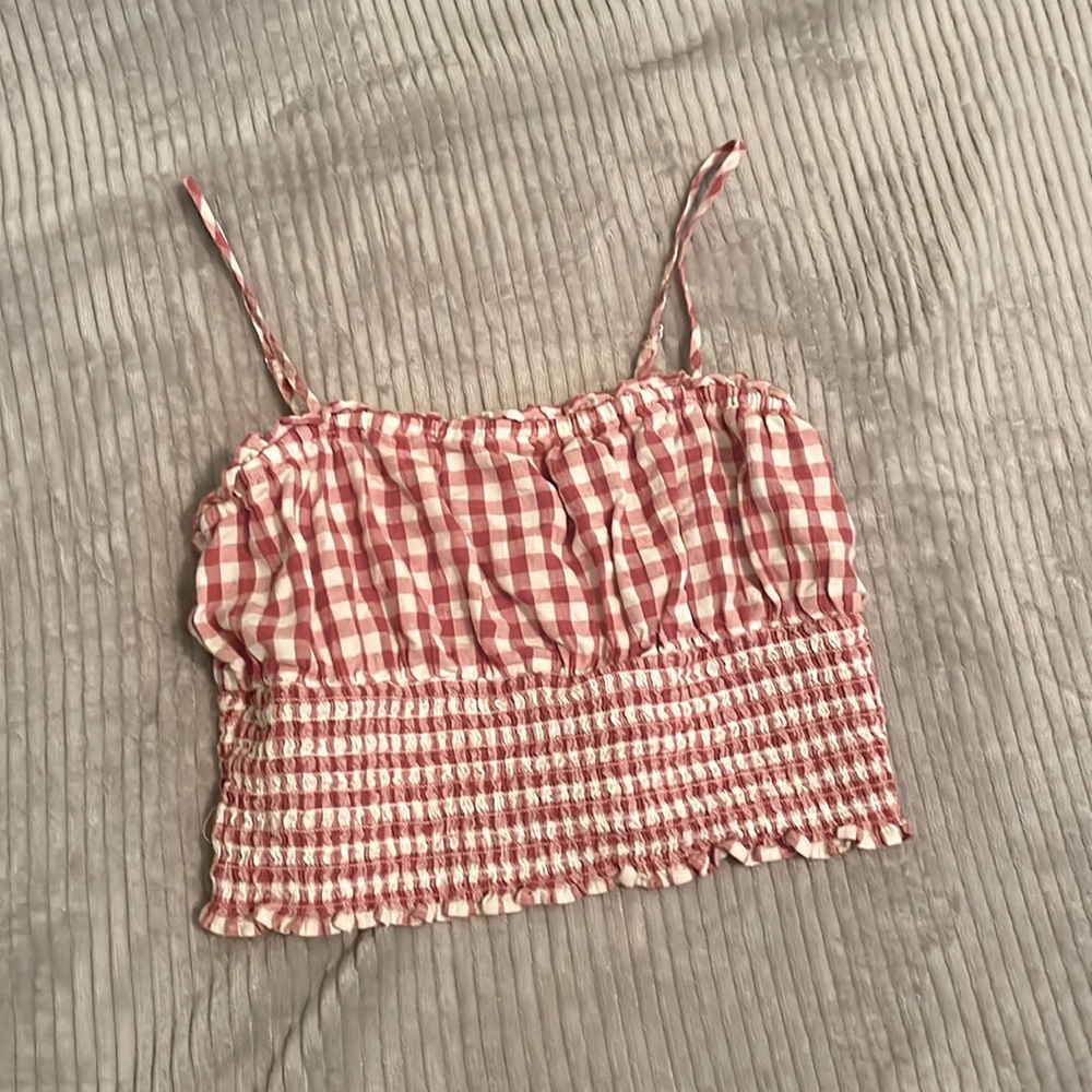 Checkered cropped top with adjustable straps on the shoulders.